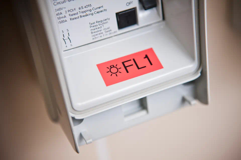 Banda Etichete Brother TZe451, Laminată, Negru pe Rosu, 24mm/8m [4]