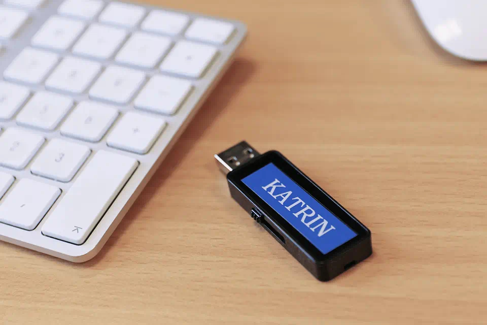 Banda Etichete Brother TZe535, Laminată, Alb pe Albastru, 12mm/8m [4]