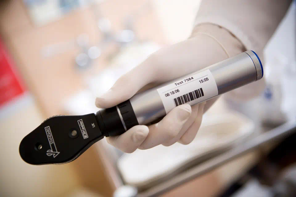 Banda Etichete Brother TZeS251, Laminată, Negru pe Alb, 24mm/8m [4]