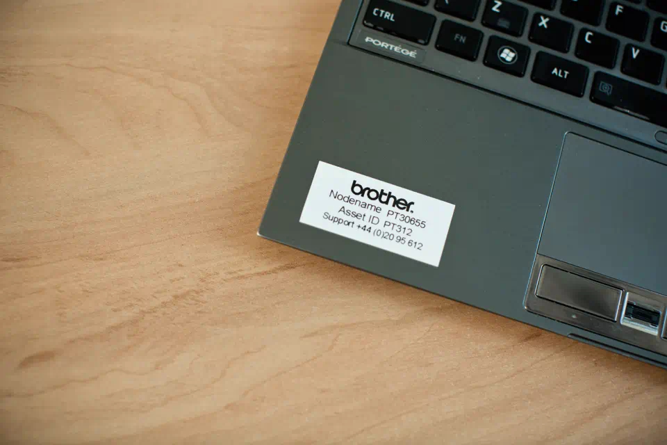 Banda Etichete Brother TZe261, Laminată, Negru pe Alb, 36mm/8m [4]