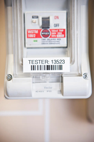 Banda de etichete Brother TZe241, Laminata, Negru pe Alb, 18mm/8m [3]