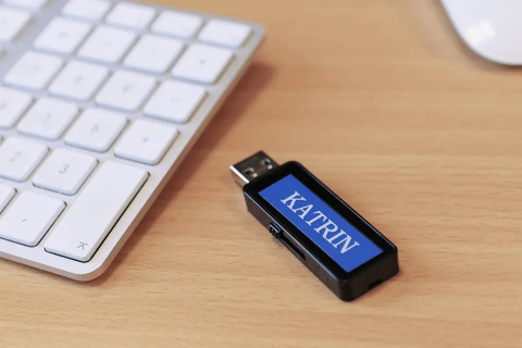 Banda Etichete Brother TZe535, Laminată, Alb pe Albastru, 12mm/8m [3]