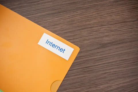 Banda Etichete Brother TZe243, Laminată, Albastru pe Alb, 18mm/8m [3]