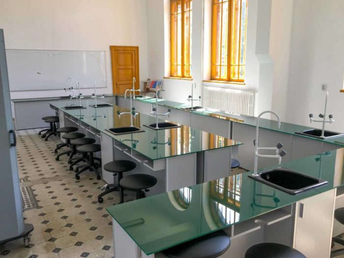 Masa pentru laboratorul de chimie MODEL 1 (pentru 4 pers) [5]