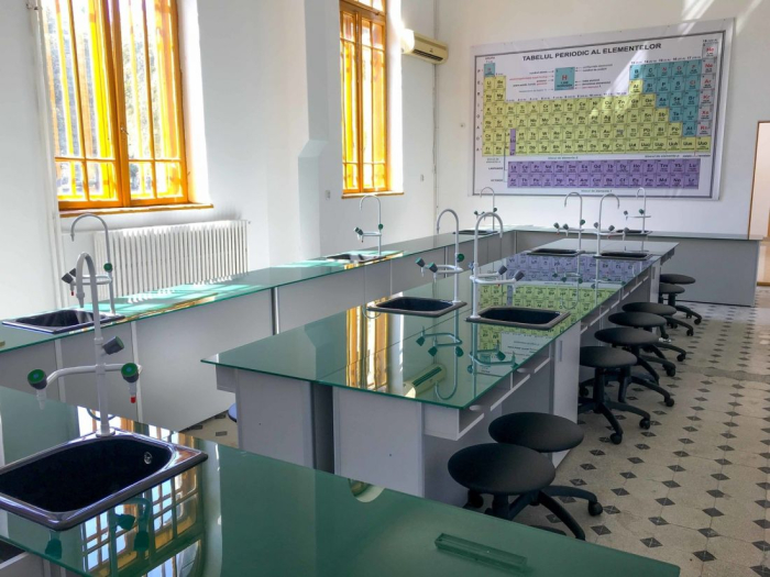 Masa pentru laboratorul de chimie MODEL 1 (pentru 4 pers) [6]