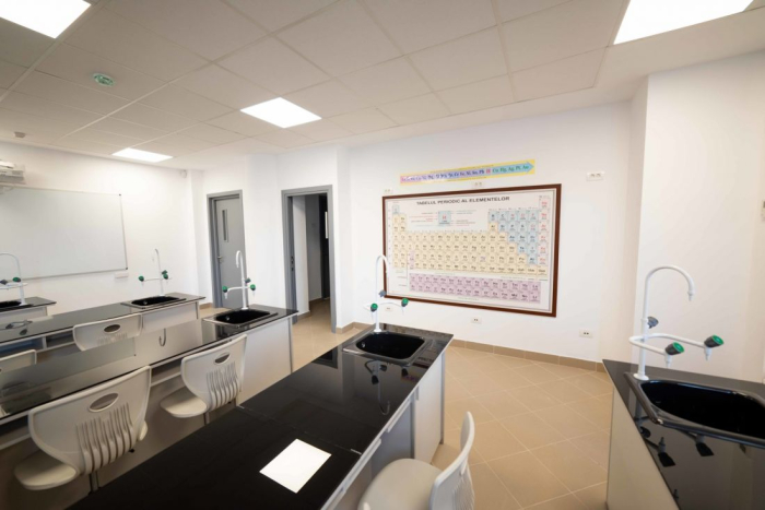 Masa pentru laboratorul de chimie MODEL 1 (pentru 4 pers) [7]