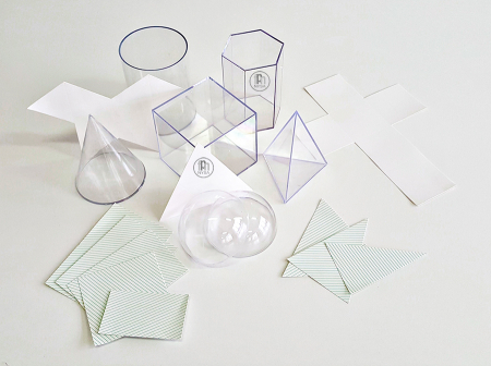 Un set de 6 forme geometrice mari și colorate, cu o înălțime de aproximativ 16,5 cm [1]