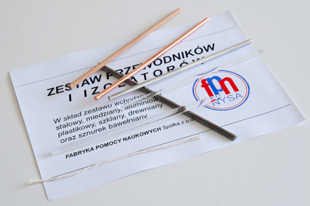 Electricitate si magnetism - Un set de conductori și izolatori