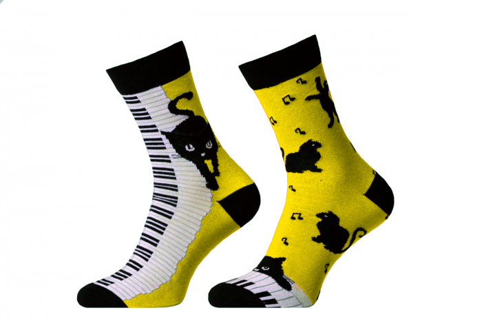 Sosete colorate desperecheate cu pisici si pian pe galben [1]