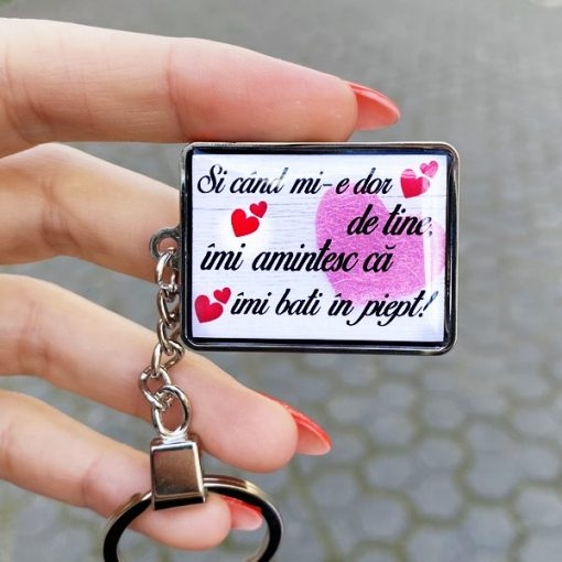 Breloc Chei Personalizate cu Mesaj – Si Cand Mi-e Dor de Tine, Imi Amintesc ca Imi Bati in Piept! [1]