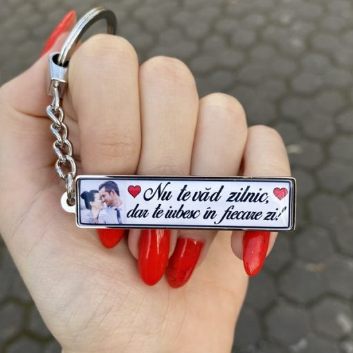Breloc personalizat cu poză si mesaj – Nu te vad zilnic dar te iubesc in fiecare zi! [2]