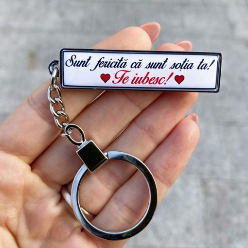 Breloc personalizat cu mesaj – Sunt fericita ca sunt sotia ta! Te iubesc! [3]