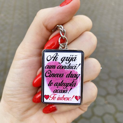 Breloc personalizat cu mesaj – Ai grija cum conduci! Cineva drag te asteapta acasa! Te iubesc! [1]
