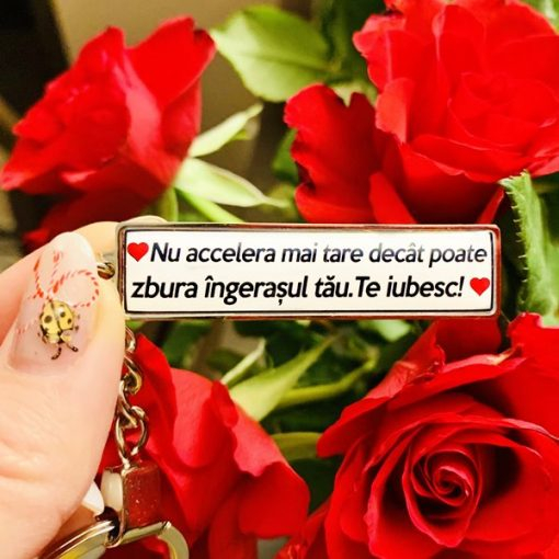 Breloc Personalizat Cuplu cu Mesaj – Nu Accelera Mai Tare Decat Poate Zbura Ingerasul Tau. Te Iubesc! [2]
