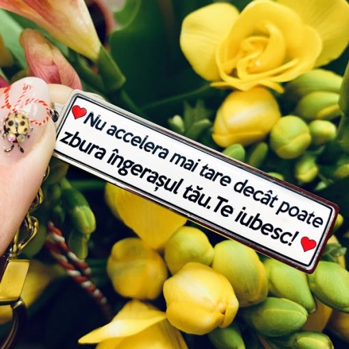 Breloc Personalizat Cuplu cu Mesaj – Nu Accelera Mai Tare Decat Poate Zbura Ingerasul Tau. Te Iubesc! [1]