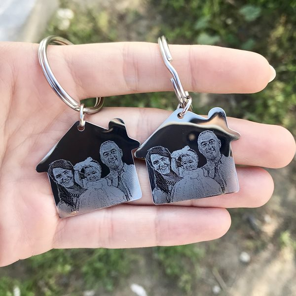 Brelocuri Pentru Cupluri cu Model Casuta 30 Mm Personalizate Gravura cu Poza [2]