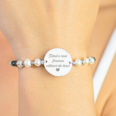 Cadouri personalizate pentru sefa - Bratara dama personalizata cu mesaj, perle de cultura, bilute argint si pietre hematit (17mm)