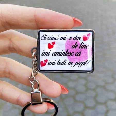 Cadouri personalizate 60 ani - Breloc Chei Personalizate cu Mesaj – Si Cand Mi-e Dor de Tine, Imi Amintesc ca Imi Bati in Piept!