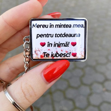 Cadouri personalizate 60 ani - Breloc cu Text Personalizat – Mereu In Mintea Mea, Pentru Totdeauna In Inima! Te Iubesc!