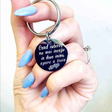 Breloc rotund - Breloc Gravat Personalizat cu Banut 25 Mm, Gravura Text – Cand Iubirea