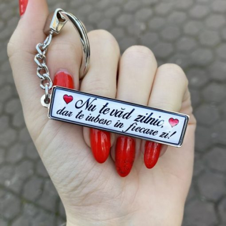 Cadouri personalizate femei - Breloc de Chei cu Mesaj Personalizat – Nu Te Vad Zilnic Dar Te Iubesc In Fiecare Zi!