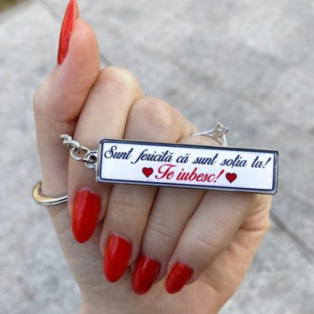 Cadouri nunta personalizate - Breloc personalizat cu mesaj – Sunt fericita ca sunt sotia ta! Te iubesc!