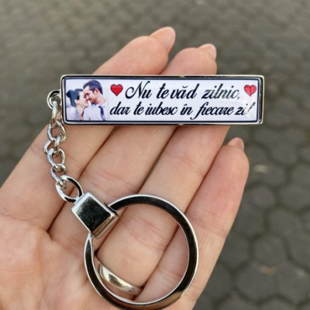Breloc cheie auto - Breloc personalizat cu poză si mesaj – Nu te vad zilnic dar te iubesc in fiecare zi!