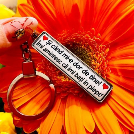Cadouri personalizate pentru fiica mea - Breloc Chei Auto Personalizat cu Mesaj – Si Cand Mi-e Dor de Tine, Imi Amintesc ca Imi Bati in Piept!