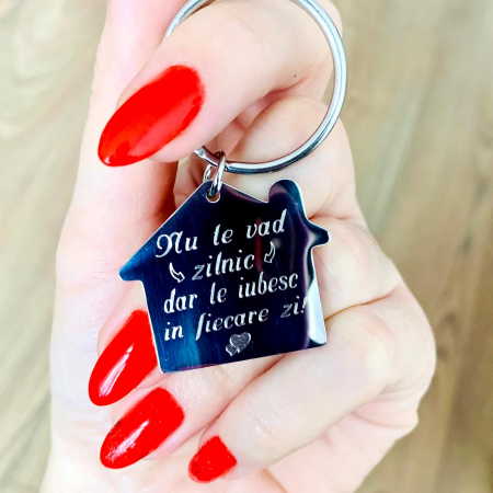 breloc casa - Breloc in Forma de Casa 30 Mm Personalizat Gravura cu Mesaj – Nu Te Vad Zilnic