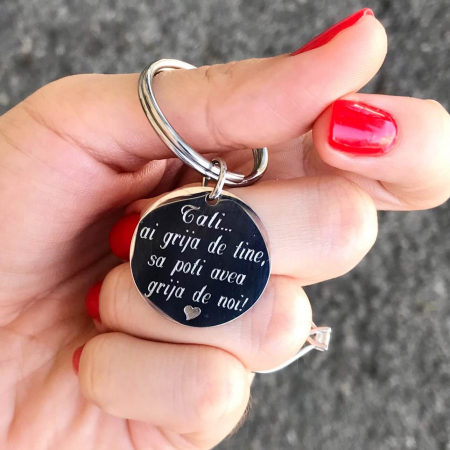 Breloc rotund - Breloc Personalizat cu Banut 25 Mm, Gravura cu Mesaj – Tati, Ai Grija!