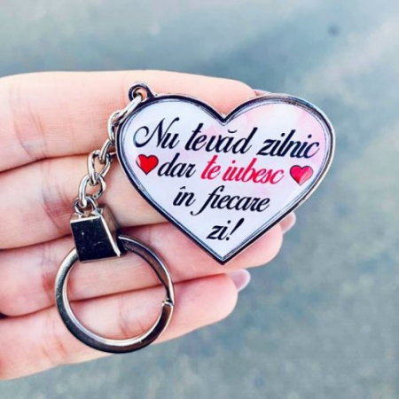 Breloc cheie auto - Breloc in Forma de Inima Personalizat cu Mesaj – Nu Te Vad Zilnic dar Te Iubesc in Fiecare Zi!