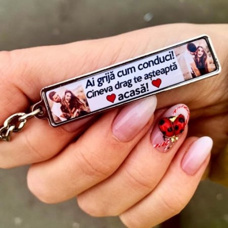 Cadouri personalizate de Paste - Breloc Personalizat cu 2 Poze si Mesaj – Ai Grija Cum Conduci! Cineva Drag Te Asteapta Acasa!