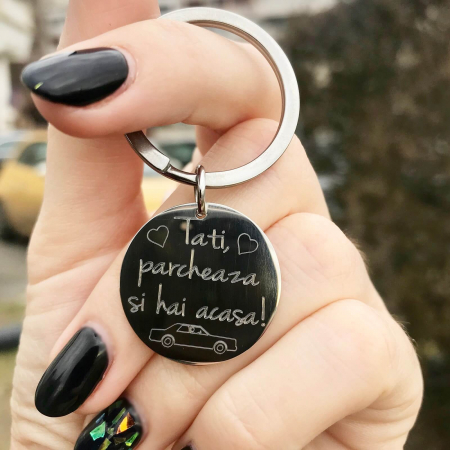 Breloc rotund - Breloc Chei Gravat cu Banut 25 Mm Personalizat – Tati, Parcheaza si Hai Acasa!