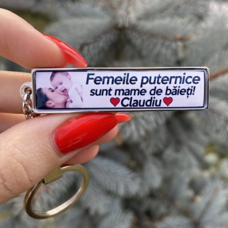 Cadouri personalizate de Paste - Breloc Personalizat cu Nume, Poza si Mesaj – Femeile Puternice sunt Mame de Baieti!
