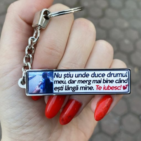 Breloc personalizat cu poza si mesaj – Nu stiu unde duce drumul meu dar merg mai bine cand esti langa mine. Te iubesc! [1]