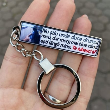 Breloc cuplu - Breloc personalizat cu poza si mesaj – Nu stiu unde duce drumul meu dar merg mai bine cand esti langa mine. Te iubesc!