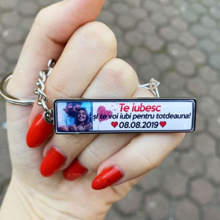 Breloc cheie auto - Breloc cu Data Personalizat cu Poza si Mesaj – Te Iubesc si Te Voi Iubi