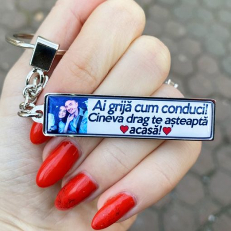 Cadouri personalizate femei - Breloc Personalizat Auto cu Poza si Mesaj – Ai Grija Cum Conduci! Cineva Drag Te Asteapta Acasa!