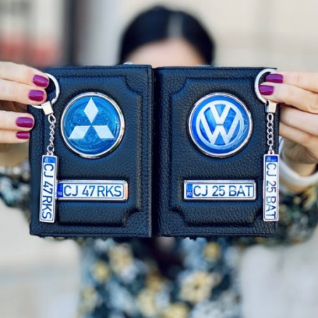 Portofel Volkswagen - Pachet doua port documente din piele personalizate & doua brelocuri cu sigla masinii