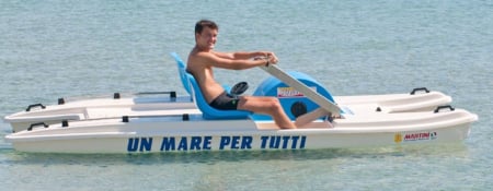 Ambarcatiuni - Dispozitiv manual de deplasare a hidrobicicletelor - Manolo