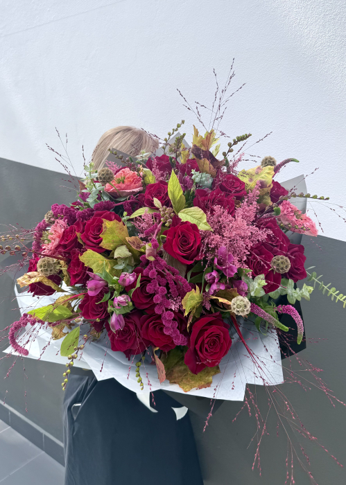 Buchet de lux cu trandafiri roșii, amaranthus și astilbe roz [1]