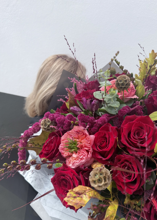 Buchet de lux cu trandafiri roșii, amaranthus și astilbe roz [3]