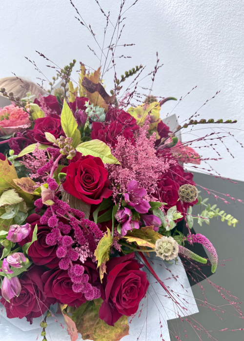 Buchet de lux cu trandafiri roșii, amaranthus și astilbe roz [2]