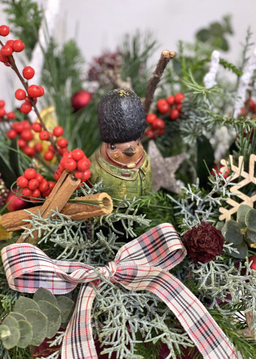 Aranjament de Craciun cu texturi de brad, ilex, scortisoara si portocale [4]