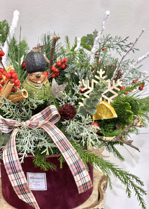 Aranjament de Craciun cu texturi de brad, ilex, scortisoara si portocale [3]