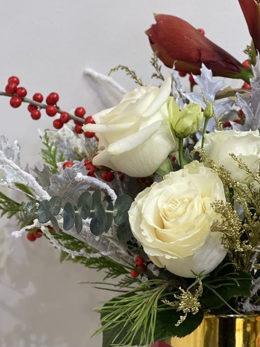 Aranjament de Craciun in vas ceramic cu amarilis, ilex si trandafiri [2]