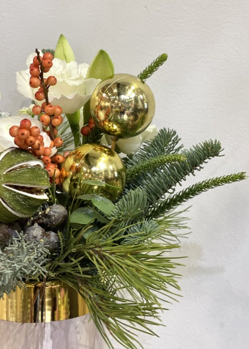 Aranjament de Craciun in vas ceramic cu flori albe, globuri si texturi de brad [3]