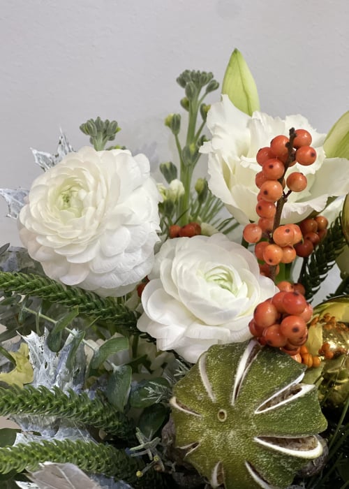 Aranjament de Craciun in vas ceramic cu flori albe, globuri si texturi de brad [4]