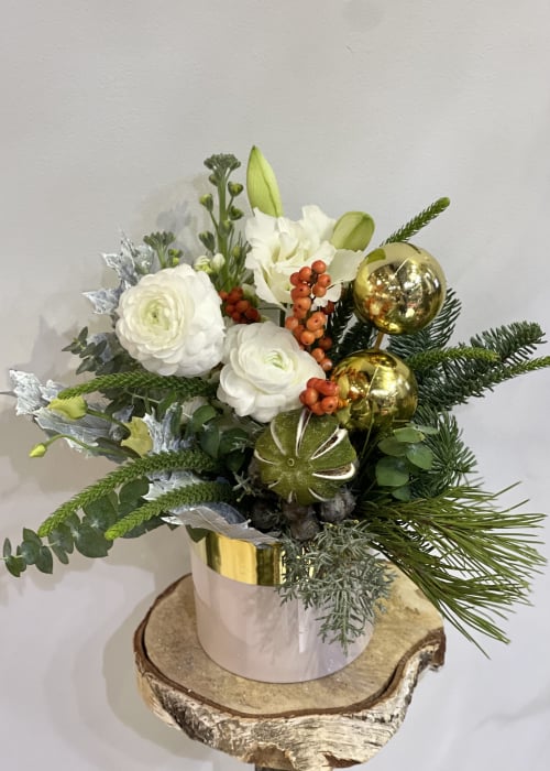 Aranjament de Craciun in vas ceramic cu flori albe, globuri si texturi de brad [1]