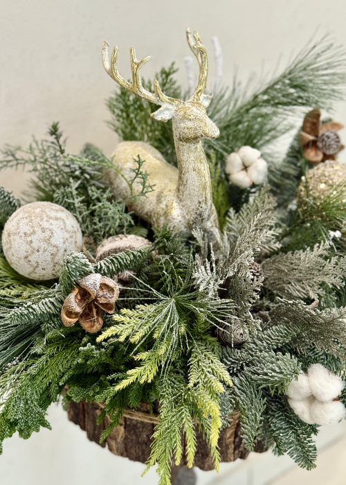 Aranjament de iarna Cerb alb texturi de brad si globuri alb auriu [2]